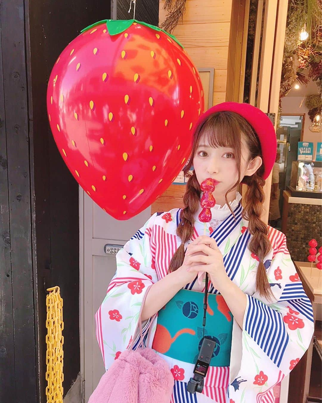 日野礼香さんのインスタグラム写真 - (日野礼香Instagram)「🍓❤️  #kamakura #strawberrycandy #kimono #shooting #japanesegirl  #kimonogirl  #鎌倉　#いちごあめ #着物 #ベレー帽コーデ  #ねこ柄　#和モダン　#レトロガール #팔로우환영　#오오티디　　　 #패션　#여행」10月24日 23時03分 - reicheru219