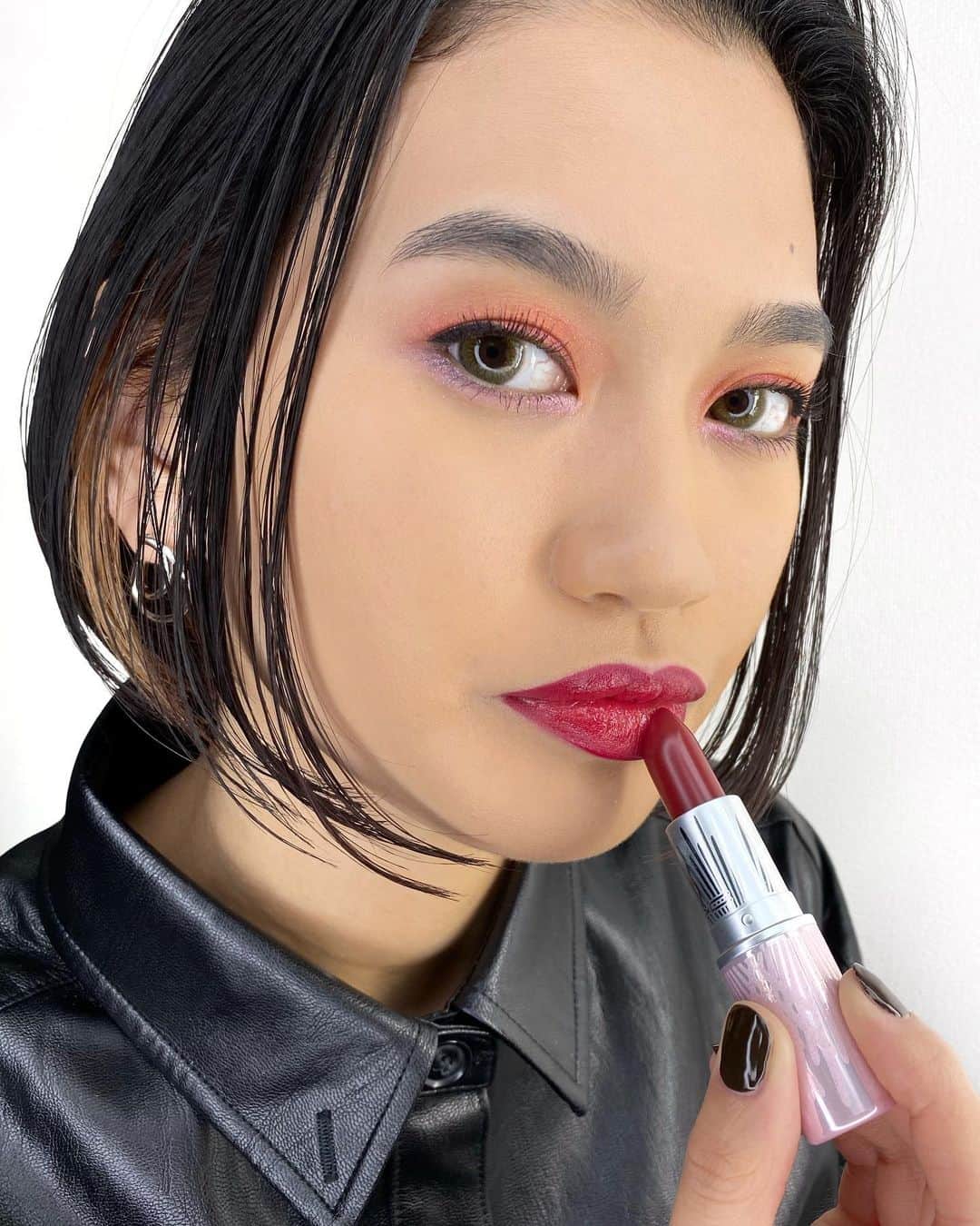 M∙A∙C Cosmetics Japanのインスタグラム：「雪の結晶からインスパイアされたローズピンクとバーガンディーのリップスティックを主役にしたホリデーメイクをご紹介❄️💄 ㅤ 【使用製品】 （画像1枚目） LIPS: ☑︎リップスティック /# スノーフィルター EYES: ＜アイライナー＞ ☑︎M·A·C パワーポイント アイ ペンシル: ビター イン グリッター/ダーク スパーク ブラウン ＜アイシャドウ＞ ☑︎エクストラ ディメンション フォイル アイシャドウ: ファイヤーワーク ザ ルーム（上まぶた） エクスプローシブ ケミストリー（下まぶた） ㅤ （画像2枚目） LIPS: ☑︎リップスティック /アウト ウィズ ア バング EYES: ＜アイシャドウ＞ ☑︎エクストラ ディメンション フォイル アイシャドウ: スパークタキュラー（内側） シルバー ベルズ（外側） FACE: ☑︎ファイヤーリット キット: ゴールド ㅤ #MACFrostedFirework #MACクリスマスコフレ2020 #MACHoliday #MACCosmeticsJapan #MACCosmetics #MAC #MACコスメ #マックコスメ#メイクプロセス#クリスマスコフレ2020#クリスマスコフレ#MACリップ#リップ#リップメイク#リップスティック#リップケア#ボリューム#ぷっくり#マットリップ#リップマニア」