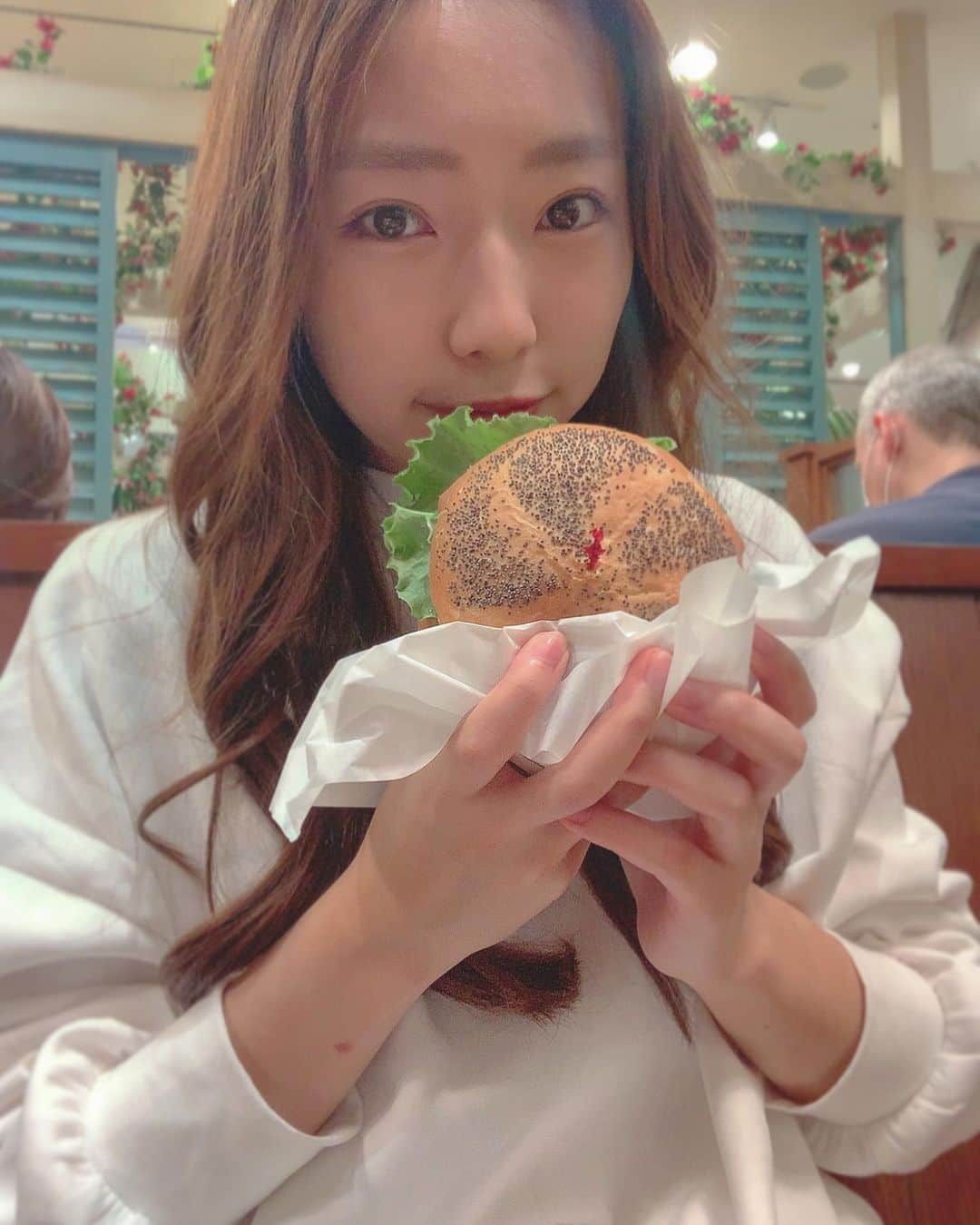 菅真鈴さんのインスタグラム写真 - (菅真鈴Instagram)「.﻿ ﻿ ﻿ ハンバーガー🍔❣️﻿ 美味しかったー！﻿ 食べること大好きです✌️😘﻿ ﻿ #ハンバーガー﻿」10月24日 23時13分 - marin.21s
