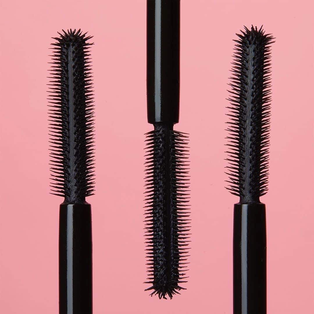 Tarte Cosmeticsさんのインスタグラム写真 - (Tarte CosmeticsInstagram)「Let's get reeeeal up close & personal with our award-winning maneater mascara. This best-seller has 500+ (!!!) flexible bristles that lift lashes from root to tip, coating EVERY last lash with triple-black pigment to volumize, lengthen & curl lashes in just 1 swipe! 🙌 @ultabeauty #crueltyfree #rethinknatural #maneater」10月24日 23時13分 - tartecosmetics