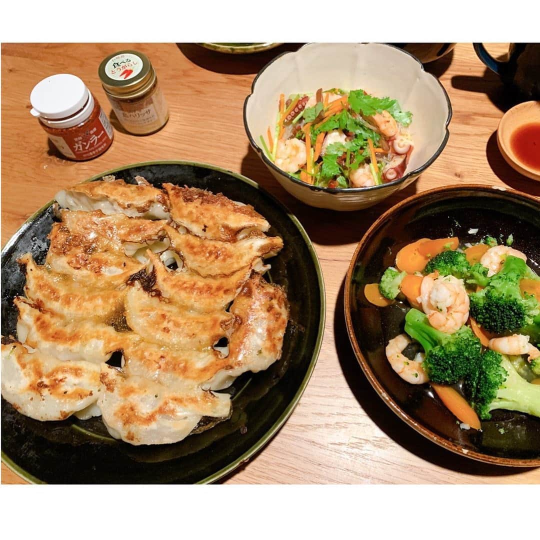 坂本美雨さんのインスタグラム写真 - (坂本美雨Instagram)「いつかの夕飯。  なまこのだいすきな餃子がだんだん楽しくなって、ハードルがだいぶ下がった。入れる具も量も適当で目分量だけど、よっぽどのことしなければまずくはなりようがない（笑）。 . なまこは包むのもだいぶ上手になって、焼けばだれが包んだのかわからないほど。（ちなみにお箸で持ってるのがなまこ作） . どうしても食べたかった日のヤムウンセン。うちでは私しか食べない。ひき肉のかわりにタコを入れてみた。どんぶりいっぱい食べたい。 #miu_meshi」10月24日 23時13分 - miu_sakamoto