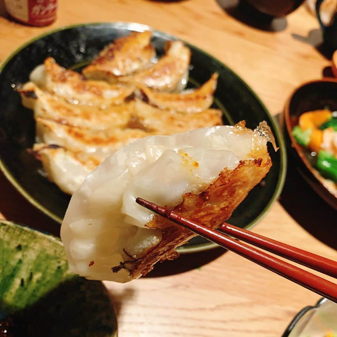 坂本美雨さんのインスタグラム写真 - (坂本美雨Instagram)「いつかの夕飯。  なまこのだいすきな餃子がだんだん楽しくなって、ハードルがだいぶ下がった。入れる具も量も適当で目分量だけど、よっぽどのことしなければまずくはなりようがない（笑）。 . なまこは包むのもだいぶ上手になって、焼けばだれが包んだのかわからないほど。（ちなみにお箸で持ってるのがなまこ作） . どうしても食べたかった日のヤムウンセン。うちでは私しか食べない。ひき肉のかわりにタコを入れてみた。どんぶりいっぱい食べたい。 #miu_meshi」10月24日 23時13分 - miu_sakamoto