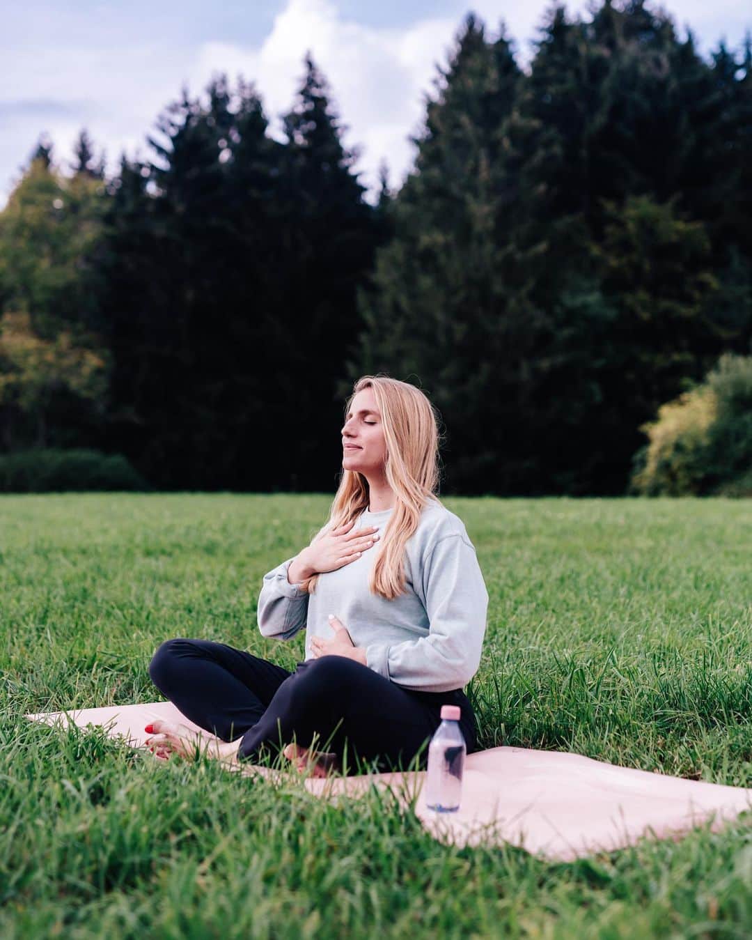 evianのインスタグラム：「evian x @lululemonfr: breathing techniques   It’s not uncommon for stress or anxiety to come about in our day to day lives. The faculty to handle these moments is essential to protecting ourselves and taking care of our mental health. And it’s easier than it might sound.   And what better setting than the French Alps to learn how?   @welovebloom.co founder @eugenielovesbloom teaches us a few breathing techniques and exercises to soothe the mind, relax and unwind. As she says, “taking care of the mind is as important as taking care of the body.” And don’t forget to hydrate throughout. 💦   Drop us a line if you have any questions, we’d love to help you.   🎥@_albin_   #evian #evianwater #stayhydrated #evianxlululemon #mentalhealth」