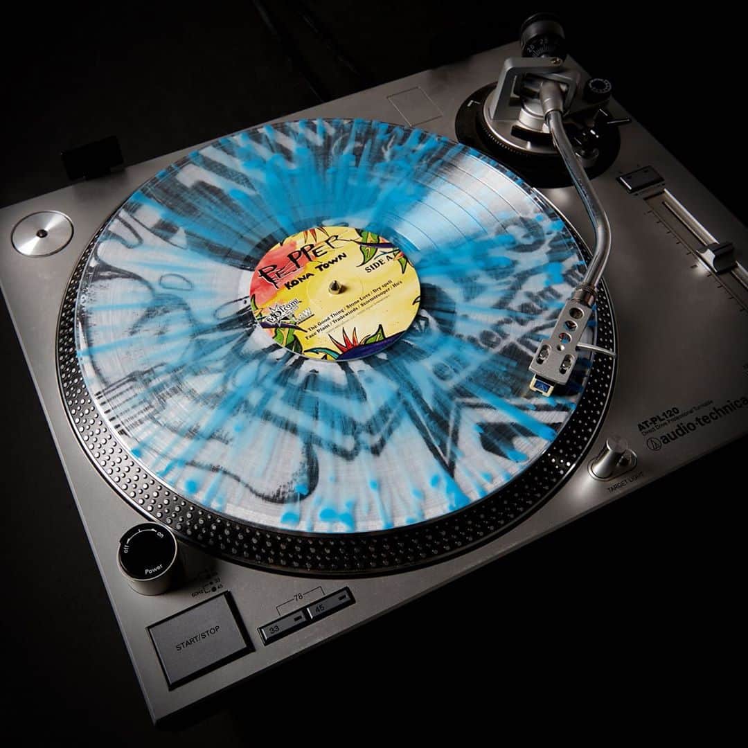 ボルコムのインスタグラム：「Today's the day, the repress of @pepperlive’s “Kona Town" on vinyl is available exclusively at an independent record store near you for @recordstoreday 2020. ✏️❤️🎵 Comment below your favorite song from the album. For us it’s hard to choose between "Stone Love", "Stormtrooper" or "Too Much". #volcomentertainment #pepperlive #rsd2020 @lawrecords」
