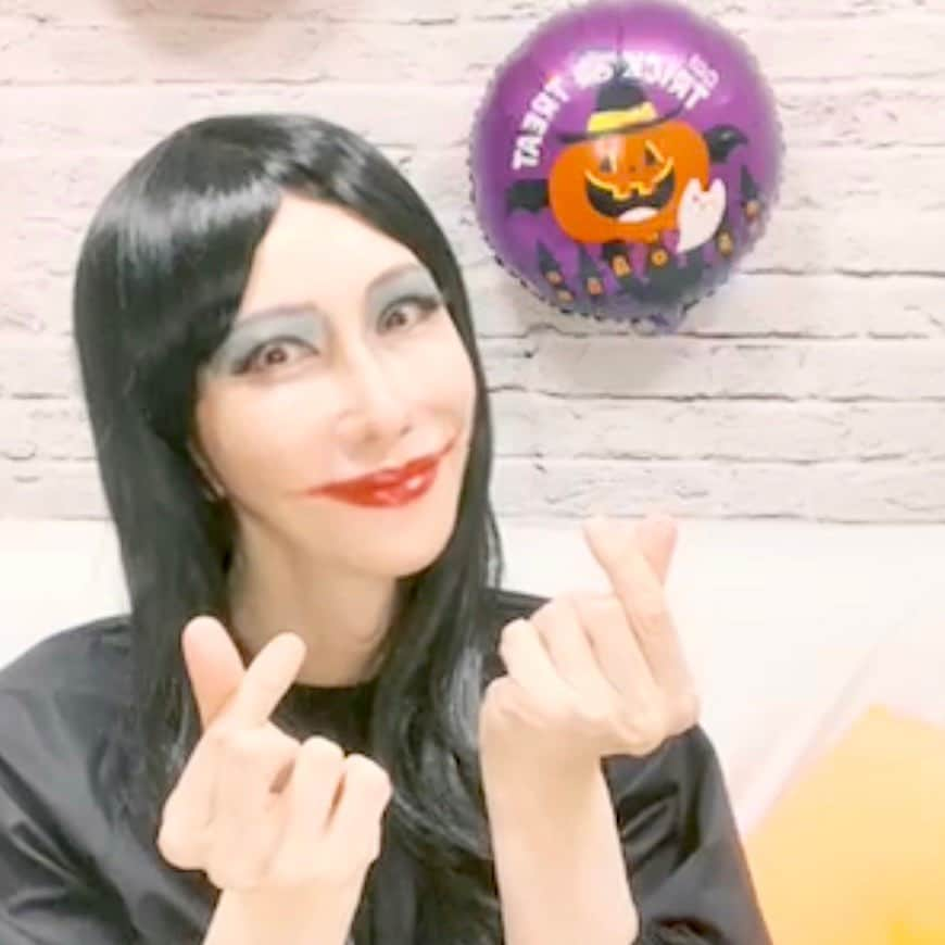 KABA.ちゃんさんのインスタグラム写真 - (KABA.ちゃんInstagram)「HALLOWEENも近いとゆーことで、イチナナlive配信で妖怪人間ベラ風メイクに挑戦〜ッ！妖怪人間KABAベラの出来上がり〜❣️笑笑、ってか配信終わりにこのメイクですすた〜んって寄ってったら思いっきり嫌な顔された！涙、素敵な週末を、そして楽しいHALLOWEEN🎃をお過ごし下さい〜  #イチナナlive配信  #ひと足お先にhalloween  #妖怪人間ベラ風メイクに挑戦 #妖怪人間KABAベラ #笑 #保護猫のすすきちゃんに嫌な顔された #涙 #happyhalloween  #素敵な週末をお過ごし下さい」10月24日 23時06分 - kabachan_official