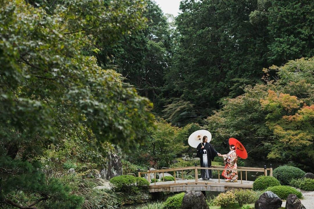 長谷川朋美さんのインスタグラム写真 - (長谷川朋美Instagram)「京都の @enishi_photo_wedding にて#和装 の#フォトウェディング をしてきました😆 ・ 私たち籍は入れませんが夫婦のようなものなので 写真だけでも記念にと、撮って参りました💕 ・ 現在は一般公開はしていないという #金戒光明寺 @kurodani1175 にて、 #ご祈祷 もして頂きましたよ✨ ・ 着物は#白無垢 と#色打掛 と2種類 着させていただき、いい思い出になりました☺️ ・ 私たちのような#事実婚 カップルに オススメなフォトウェディングです❣️ ・ ちなみにBlogにこの記事あげたところ、 なんと#アメトピ に取り上げられ、 1日のブログアクセスが20万PVに😂 ・ 久々の数字でしたww ・ 素敵な写真をたくさん撮ってくれた @fujii_fumiya ありがとうございました✨ ・ #京都前撮り #京都パワースポット #enishiphotoweeding」10月24日 23時10分 - hasegawa.elena.tomomi