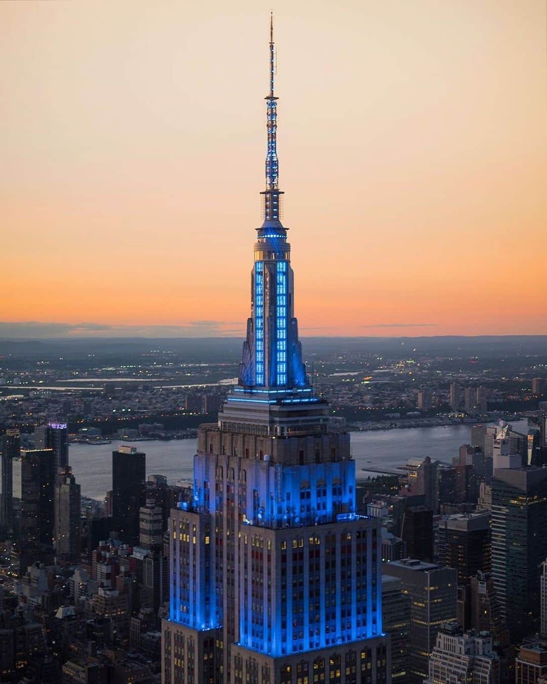 Empire State Buildingさんのインスタグラム写真 - (Empire State BuildingInstagram)「Turning the skyline blue tonight as we light in honor of the @unitednations’ 75th Anniversary & #UNDay! 💙  ⠀⠀⠀⠀⠀⠀⠀⠀⠀  📷: @al3x.nyc #EmpireStateBuilding」10月24日 23時22分 - empirestatebldg
