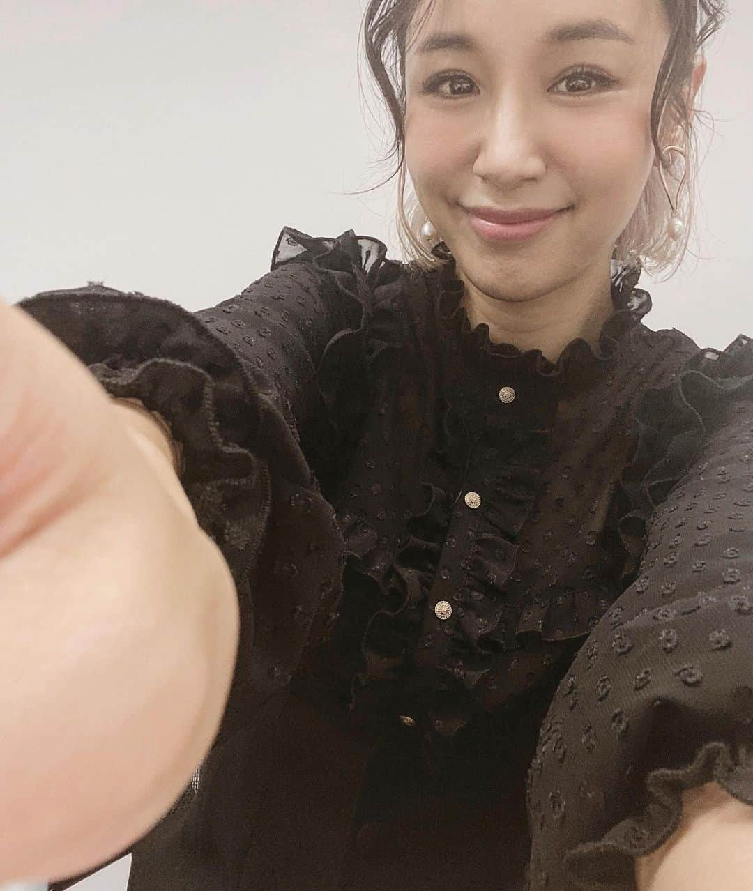 鈴木紗理奈さんのインスタグラム写真 - (鈴木紗理奈Instagram)「なぁ  こっちきー  に使っていいよ❤︎  は。いらんわ‼︎  今日は　@doublestandard_official  のブラウスを甘くなりすぎないように All Blackでコーデ。  #紗理奈流styling」10月24日 23時17分 - munehirovoice