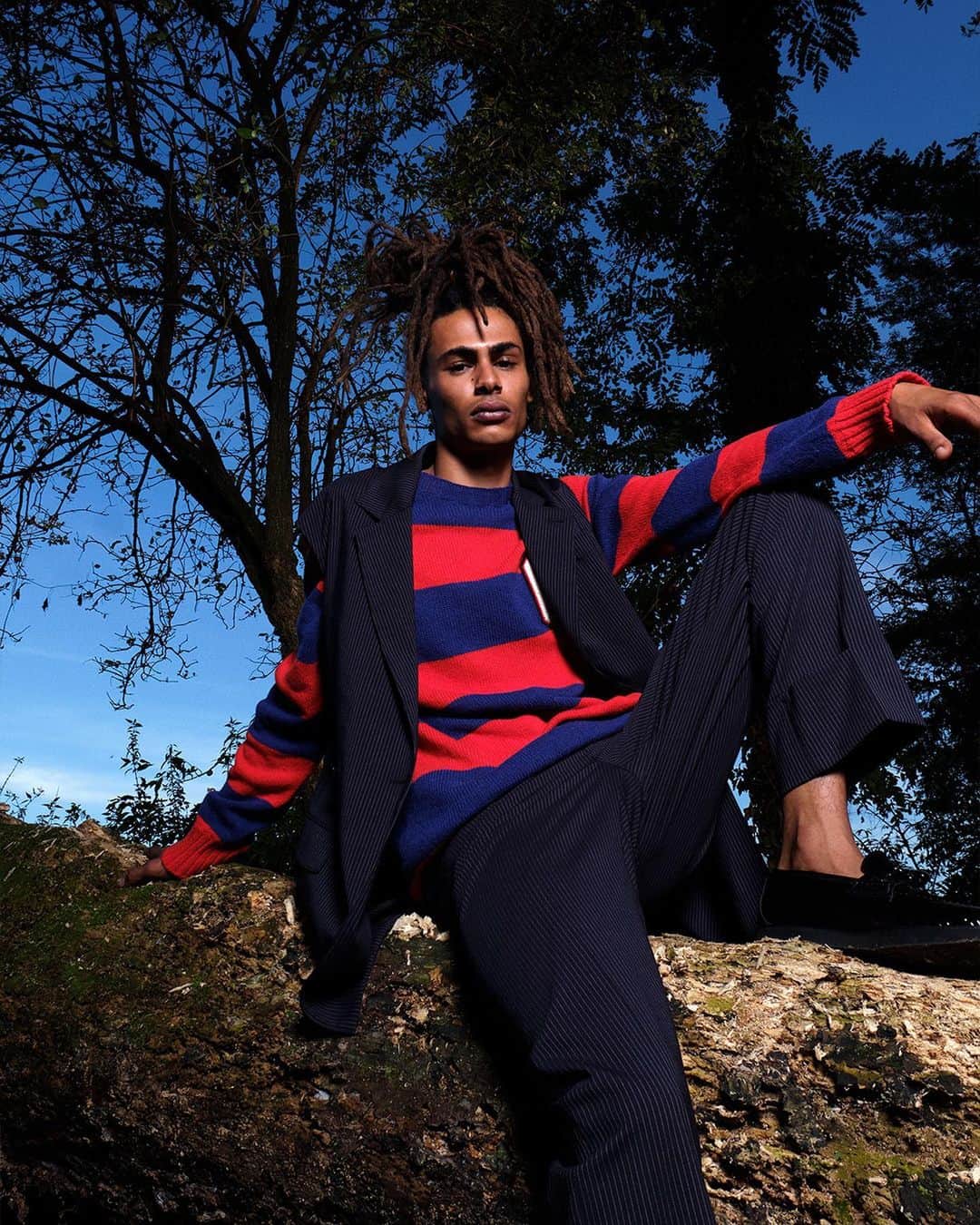 オープニングセレモニーのインスタグラム：「Blue & red, gray & purple… OC Sweater,⁠ available in both color combinations on our⁠ website.❣⁠⠀ ⁠⠀ openingceremony.com⁠⠀ ⁠⠀ 📸 by @jimcnedd / styling by @franciferretti /⁠⠀ model @momyonekenobi」