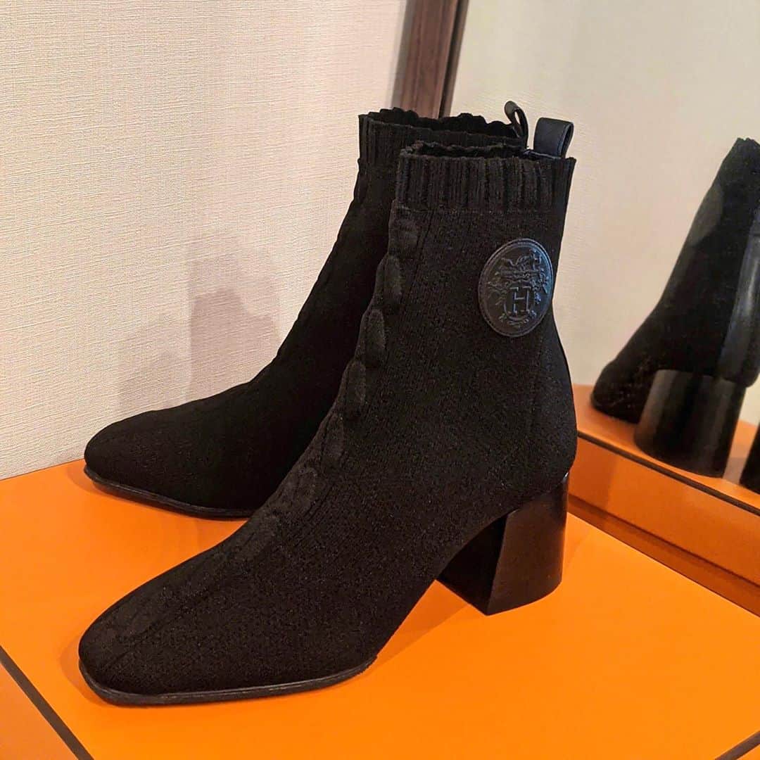 のインスタグラム：「. 毎年チェックしている @hermes のブーツ👢 去年買いそびれてしまったヴォルヴェールをセレクト🧡 ニットブーツはちょっと抵抗感あったのですが、コーディネートに合わせやすい上に履き心地も抜群…😌 人気のようなのでmy sizeが見つかってよかった🍊 . . #hermes #hermesboots #ayumi_y_ootd #エルメス #エルメスブーツ #ニットブーツ #ヴォルヴェール」
