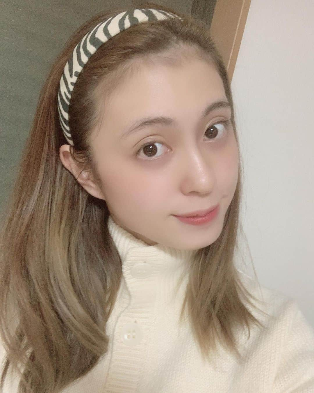 大川藍のインスタグラム：「YouTubeでのライブ配信ありがとうございました！！ ほんっとにゆる過ぎるし、グダグダで申し訳ないレベル😭すみません！YouTuberなのに... でも見てくださってた皆さんが優しすぎて 心があったまりました！！ 本当にありがとございました！！ またライブ配信します！！ #ライブ配信#thankyou #ありがとう#YouTuber#皆さん#優しすぎ#感謝#配信#終わって#すぐ#メイク#落としてしまって#アプリに頼る」