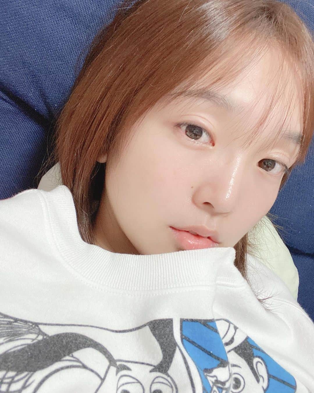 伊藤澄花のインスタグラム：「最近すぅちゃん見てなーいって DMくれる一部の皆様ありがとう(笑) てことで自撮りしたけど 、、、なにこの久々恥ずかしいかんじ(笑)  ってなかんじで最近のすぅちゃんでした✌️  #自撮り #久々 #照れる  #久々加工アプリ起動 #でもアップデートされてて良くわからず #そのまま使わずアンインストール #仕方なくフィルターだけでも #と思いフィルターかけたのに #ただの白飛びやん #ソファーの毛玉は白飛びしないのね #ねむい」