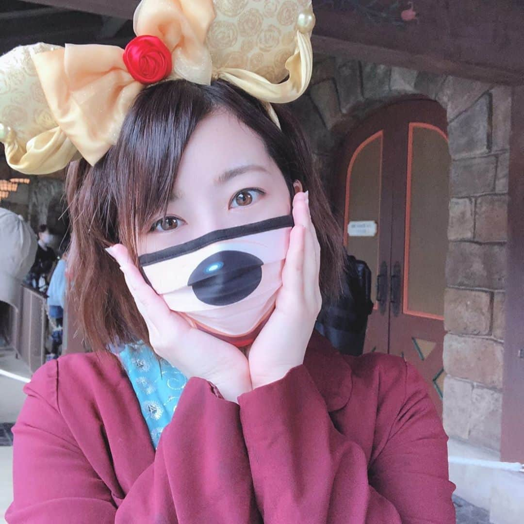 鮭山未菜美のインスタグラム：「ミニーちゃんコーデ🐭🎀  ベルコラボのカチューシャ買っちゃった❤️ いつもあんまり人と被らないおっきなガッツリ帽子ばっかりだから女の子らしいミニーカチューシャはちょっと照れる( ◜௰◝ ) なのであざとく撮る( ◜௰◝ )  このマスク、イクスピアリのディズニーストアで買えるからミッキーかミニーカチューシャする人は絶対買った方が良き🥰 人と被らず可愛さが増す！！！ おしゃれしたいのに絶対マスクしないといけないからマスクまでコーデに入れちゃう🙌  スティッチとか他のキャラと4枚セット2000円で売ってるんやけど、なんとミッキー単品売り(600円)もしてた！！ 女の子はキッズサイズだけどMがおすすめー☺️ このマスクおそろいにしてカップルでミッキーとミニーしたらえぐ可愛くない？🥺 いいなーいいなーいいなー👹👹👹💕」