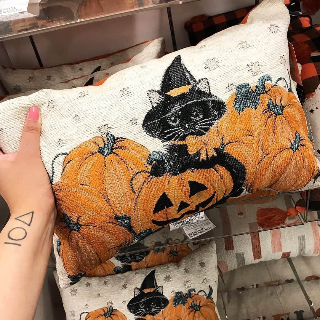 ロック&リパブリックのインスタグラム：「Spooky season has never been cuter. 🎃 Tap to get your home Halloween-ready. Use fast + free store pickup to get spookier sooner. 📸: @splashofspooky #Kohls #KohlsFinds」
