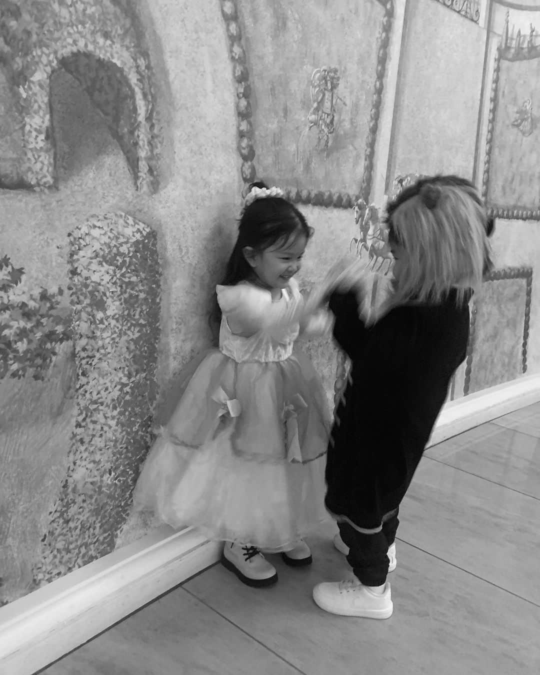 山崎まきこのインスタグラム：「美女と野獣バージョン🥀 いつまでも仲良しでいてね🤍 @chihiro_narushima @10000sisters @jimekun0612 #jimenna」
