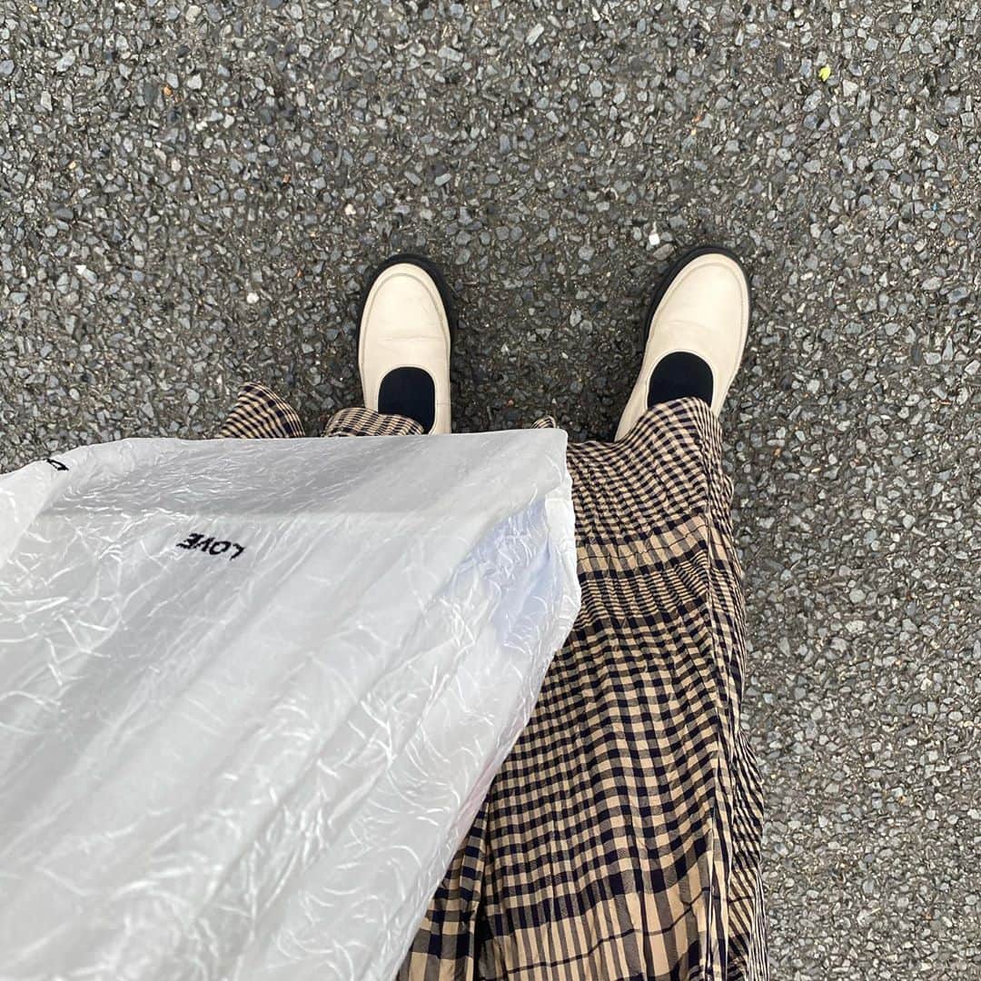 水野里砂のインスタグラム：「エコバッグは毎日持つなら可愛いのがいい☺︎  そしてストーリーですごくDM多かったこちらのskirtは @baume_official_jp です🐕」