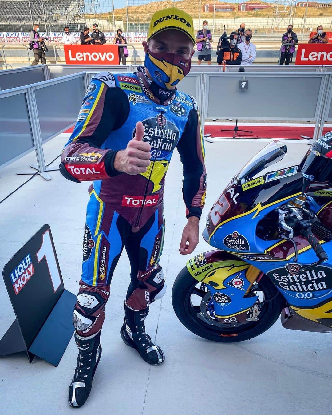 MotoGPさんのインスタグラム写真 - (MotoGPInstagram)「Back-to-back poles in Aragon for @sam.lowes22 👍 Will he take his third #Moto2 win in a row tomorrow? 🤔 #AlcanizGP 🏁 #MotoGP」10月24日 23時39分 - motogp