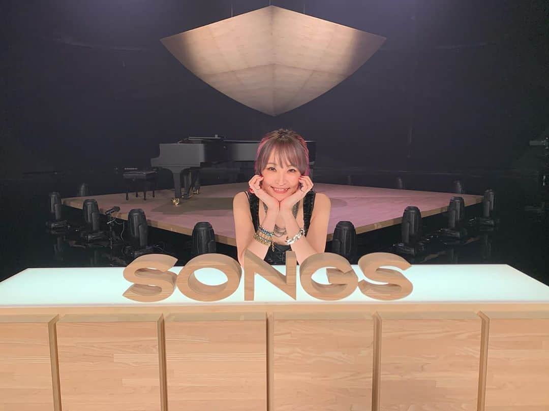 LiSAさんのインスタグラム写真 - (LiSAInstagram)「NHK #SONGS 様。 大泉洋さん。梶浦由記さん。古坂大魔王さん、先生、水谷。そして一つだって無くせない大事な歴史。一つだけのかけがえのない世界。一緒に歩いてきてくれたみんな。ご視聴いただいた皆様。私LiSAにとって、特別な日になりました。ありがとうございました。 10/31 AM1:30〜再放送です。 #炎　#CatchtheMoment #紅蓮華」10月24日 23時33分 - xlisa_olivex