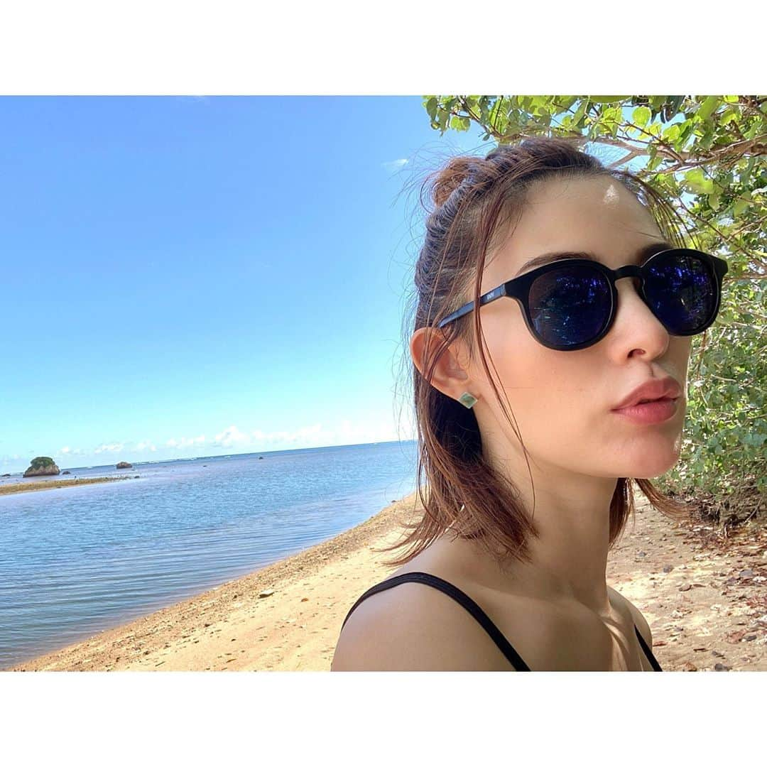 渡辺知夏子さんのインスタグラム写真 - (渡辺知夏子Instagram)「肌にもサンゴにも優しい日焼け止め✨ そうゆう商品が当たり前になってくれたらいいな✨ スキューバダイビングするので、海に潜る時は、環境に優しいものを使用してます。 ココナッツオイルなど、海に流れても害のないヘアケアやスキンケアを使います✨🐠 自分でも作りたいんだけどね〜💡 . . 陸で活動する人間が海に入らせてもらってるからこちらの都合で汚すことのないように気をつけたいです🙏✨ . . . 私は連日海に潜りますので、 日焼け止めを塗ったり、海に入ったり、洗顔したり、肌を触るタイミングも多いです💦 乾燥しがちで肌荒れしやすいので、色々とケアには気をつけているのですが、最近オススメの敏感肌用のスキンケアとリキッドファンデあります！ ヒルドイドはしばらく使ったけど、本当に高保湿で良かった！ お手軽なので贅沢にたっぷり使ってる。 是非おためしあれ〜〜☝️ . . . #スキンケア紹介 #スキンケア #乾燥肌にオススメ  #敏感肌　#海好きな人　#日焼けしたくないのに海行く人 #ダイバーの常識 #サンゴに優しい #lovetheocean  #savetheocean」10月24日 23時36分 - chikako_724