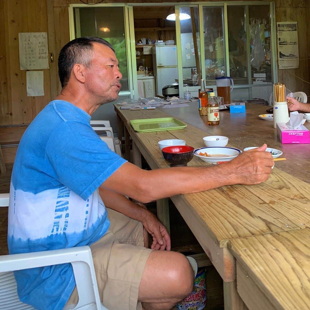 岩澤史文さんのインスタグラム写真 - (岩澤史文Instagram)「日本最南端の有人島に1週間弱行って来ました。現地のおじいちゃんと朝ご飯食べて、お酒飲んで何もない最高な時間を過ごしてました。沖縄最高。動画アップしたのでチェックお願いします！」10月24日 23時38分 - shimon_mdaskater