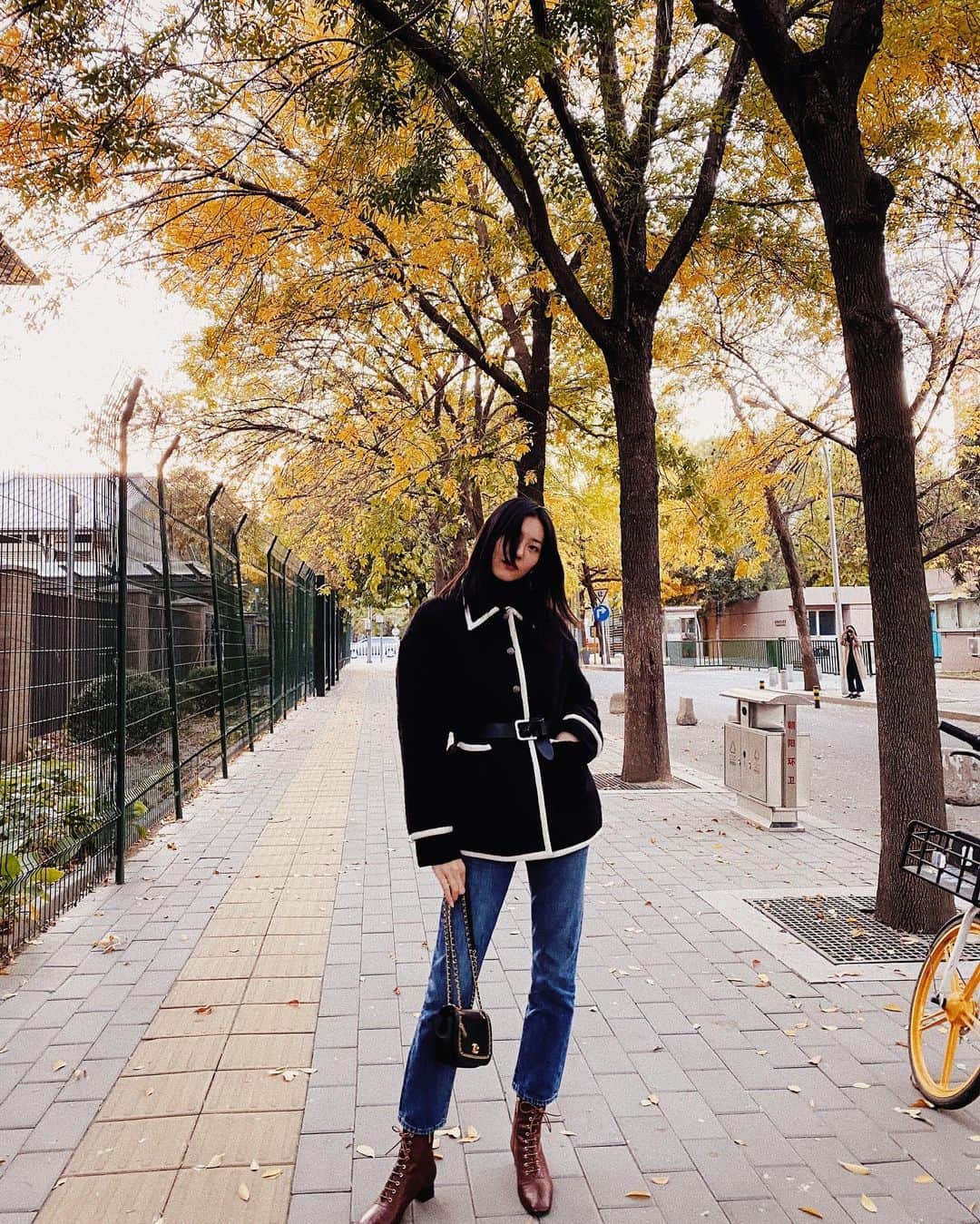 リウ・ウェンのインスタグラム：「Signs of autumn 🍂」
