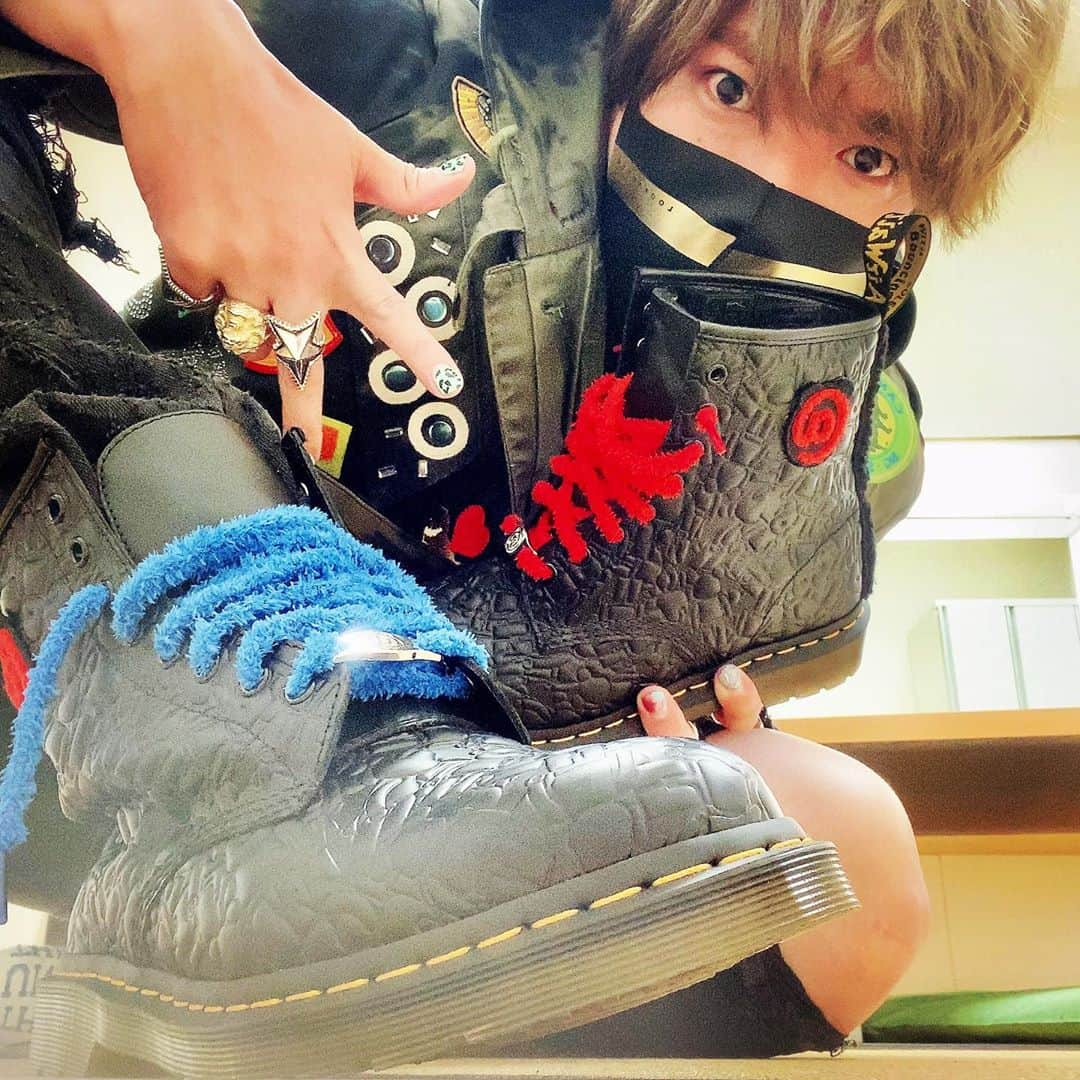 りんたろーさんのインスタグラム写真 - (りんたろーInstagram)「成長✨  #beabrick  @drmartens_japan  @medicom_toy  #ゲットしたぜ　#ベアブリックの #ブーツに刻まれていて #紐がめちゃ可愛い💓　#くるぶし #アットマークも最高でしょ #キモ撮り　#うまくなったよね #体壊れるかとおもたよ？ #ひび割れ防止シートのせいで #インカメが曇る　#どげんかせんといかん笑笑　#ジャケット #色んな人がPVで着てたやつ #ジヨン様も　#きゃー」10月24日 23時41分 - rin_the_sky