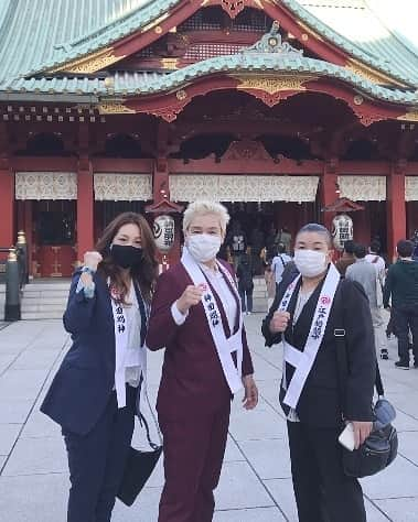 神取忍さんのインスタグラム写真 - (神取忍Instagram)「今日は神田明神の 『創建千三百年記念事業  ご奉賛神前奉告式』に井上貴子選手、 遠藤美月選手と参列しました! 昨年の今頃、神田明神の境内で ｢LLPW-X勇気まつり｣のプロレスイベントを 奉納させて頂いてから1年なので、 月日が過ぎるのは早いのと この1年で世の中が一変するとは思わなかった ですねー(^^; この時期を乗り越えましょう!  ちなみに、 明日の17live(イチナナ)配信は 時間変更です!失礼しました、 11時～配信しまーす! 間違えないで下さいねー(^^) #神田明神 #井上貴子 #遠藤美月 #境内 #プロレス #17live配信 #神取忍」10月24日 23時41分 - shinobukandori