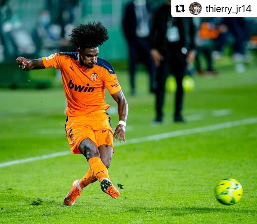 バレンシアCFさんのインスタグラム写真 - (バレンシアCFInstagram)「#Repost @thierry_jr14 ・・・ Tenemos que seguir pelejando hasta final 🦇  #AMUNTValencia」10月24日 23時45分 - valenciacf