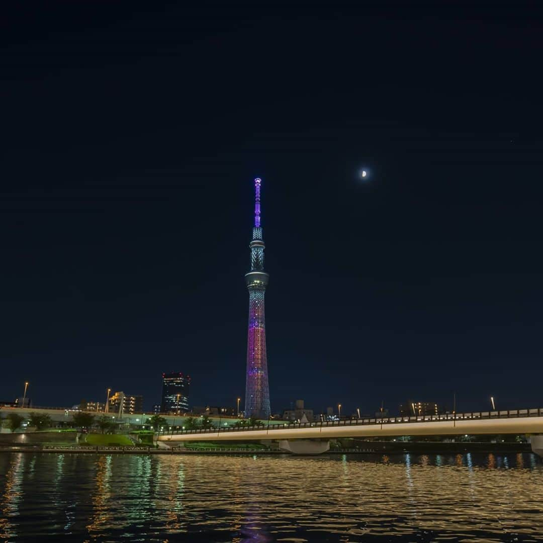 2020年東京オリンピックのインスタグラム：「Happy 75th anniversary to the @unitednations! 🇺🇳   To commemorate this milestone, the @tokyoskytree_official is lighting up in the 1⃣7⃣ colours of the UN's Sustainable Development Goals.  #Tokyo2020 #UNDay #UN75  📷 Photo by Tokyo 2020」