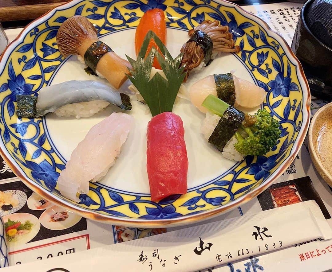 村田綾のインスタグラム：「さいたま市の日進にある、野菜すしが有名な「山水」さん♪  この中の半分は、お野菜で出来ています(*^^*)  お野菜にも、お寿司に見立てた味付けがしてあって！ とっても美味しいの(=´∀｀)  お魚が苦手な人でも、お寿司が食べられるよ♡  #飯テロ #寿司 #野菜すし #山水 #meal #sushi #vegetable」