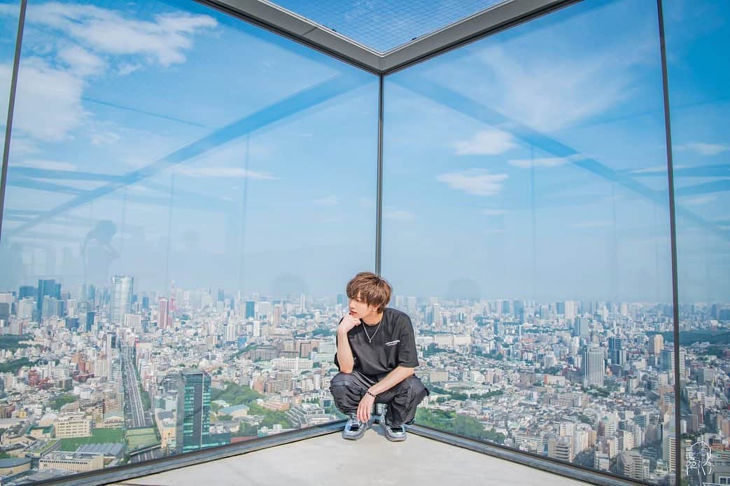 SAKUのインスタグラム：「【座りと立ちや】 景色を眺めてカッコつける。 ・ ・ ・ photo by @shinshinstaglam  ・ ・ ・ #japan #tokyo #shibuya  #日本 #東京 #渋谷  #映え #映えスポット #写真  #スカイ #渋谷スカイ #渋谷スカイからの眺め  #shibuyasky #shibuya_sky #渋谷sky  #instapic #instagram #instalike  #followｍe #fff #following」