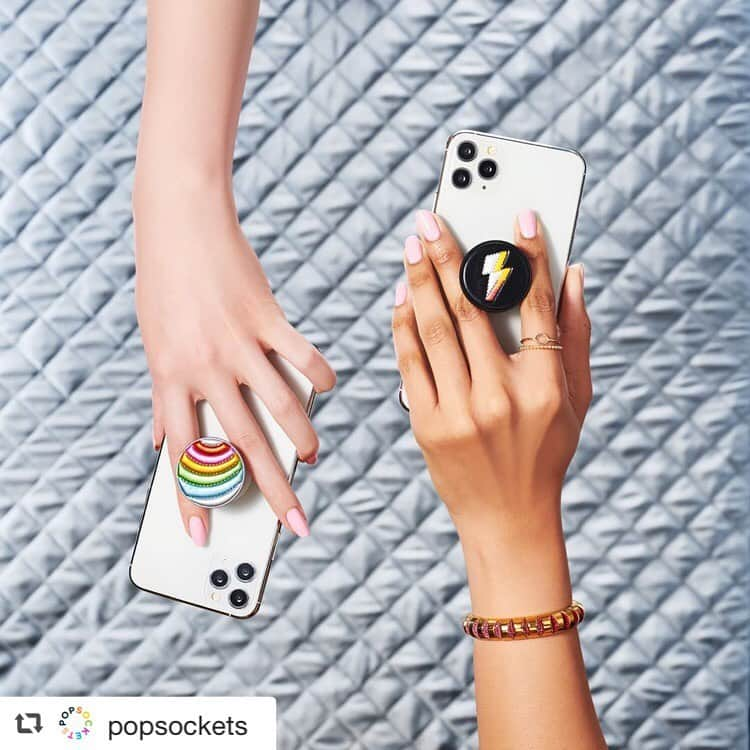 永瀬まりのインスタグラム：「🌈🌈🌈@popsockets Photo by @jennagang  ・ #repost @popsockets via @PhotoAroundApp  Legit looks for your next guitar solo. Emphasis on the solo part 🎸」