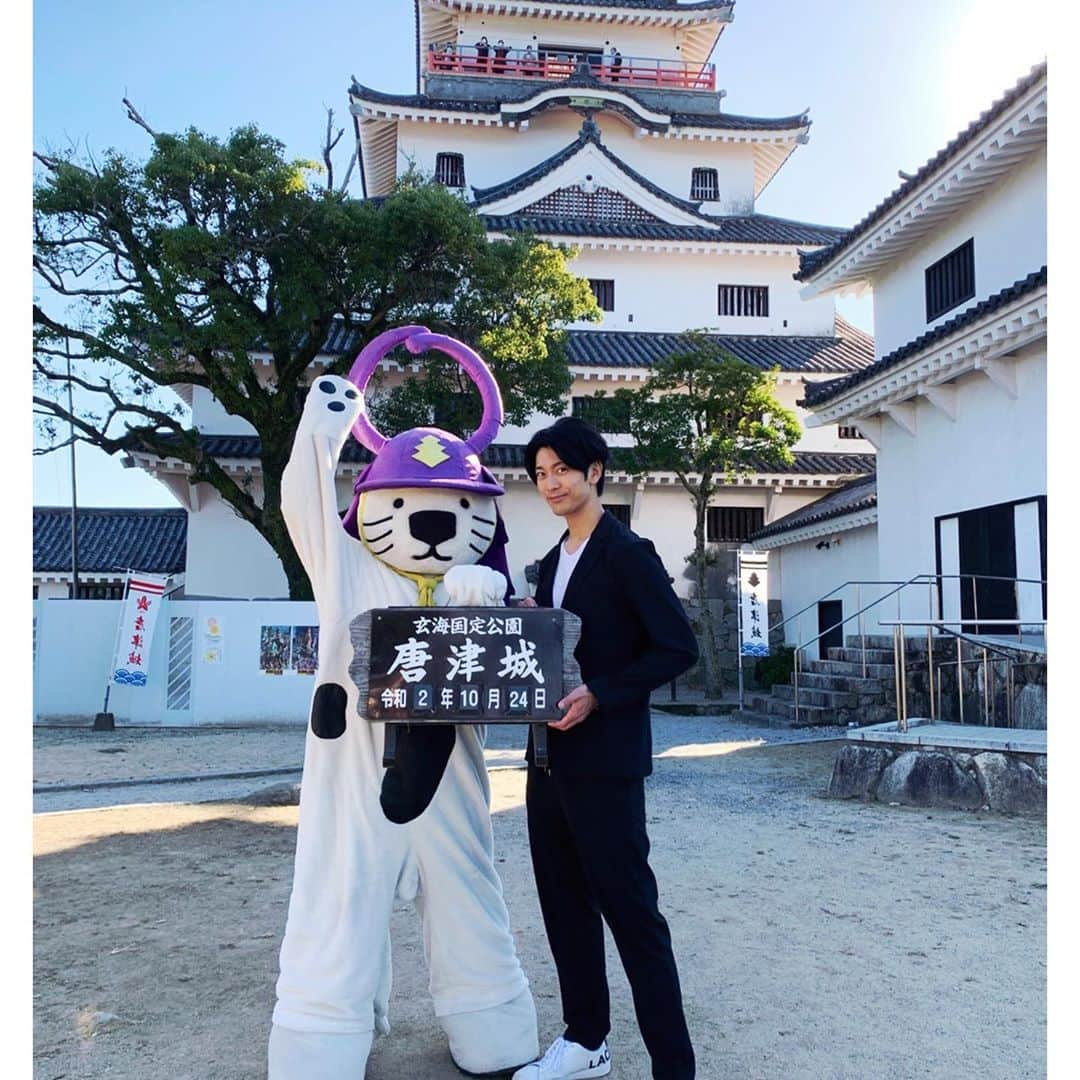 南圭介さんのインスタグラム写真 - (南圭介Instagram)「唐津城にて、唐ワンくんと！ 唐ワンくんにお城を案内していただきました！ 天守閣から見渡す風景も最高ですし、唐ワンくんがかぶっている小笠原長行の兜も展示されていて、とてもかっこ良い。  桜・藤の名所でもある唐津城。  その時期にも是非行ってみたい！  お城のある風景って本当に素敵です。 1日も早く世界中の人々が気兼ねなく移動出来る日が来ますように。  そして明日は 佐賀さいこうフェスに！ 【3x3 Basketball SAGA Super Games 2020】にて  リアルタイム実況アプリ GayaR  ( ガヤール )で実況を！ @gayarapp  一緒に盛り上がりましょう！！  My first day in Karatsu. I went to Karatsu castle.  Saya pergi ke Karatsu kastil🇮🇩  #唐津 #唐津城 #唐ワンくん #karatsu  #gayar #ガヤール #castle #kastil  #佐賀さいこうフェス2020  #KARATSULEOBLACKS #唐津レオブラックス #LEONINERS #レオナイナーズ」10月24日 23時57分 - keisuke_minami73