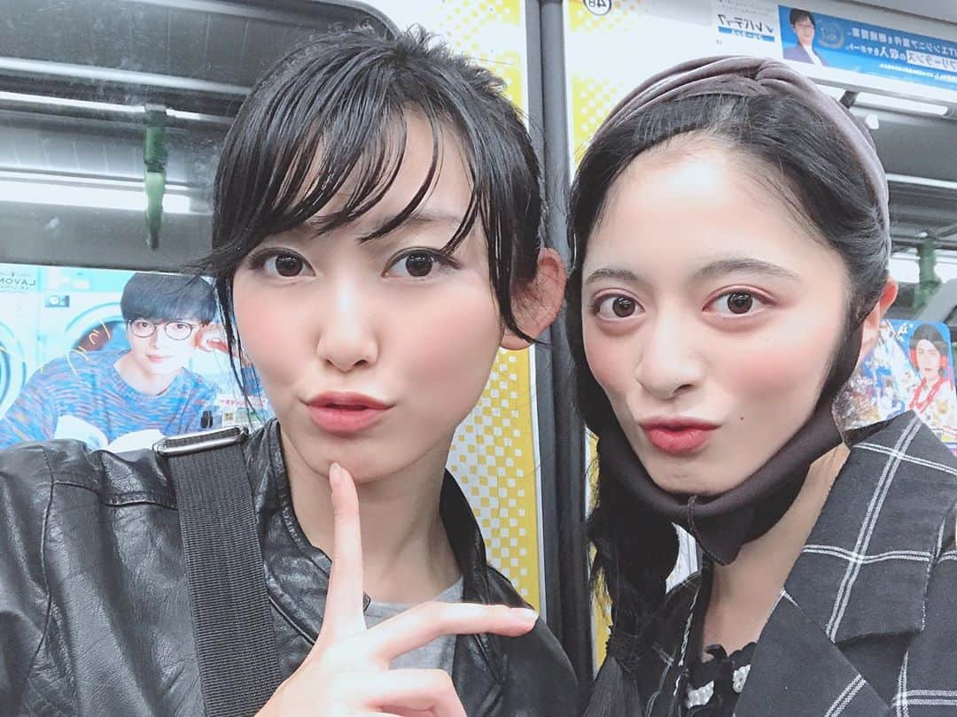 加藤美帆さんのインスタグラム写真 - (加藤美帆Instagram)「写真撮り忘れがちな2人🙃🙃❤️笑 #idol #model #actor #talent #CLIPCLIP #アイドル #咲村良子 #加藤美帆 #電車でいきなり自撮りを開始 #背後の写真と似たような顔になってて笑う」10月24日 23時57分 - miho_kato07