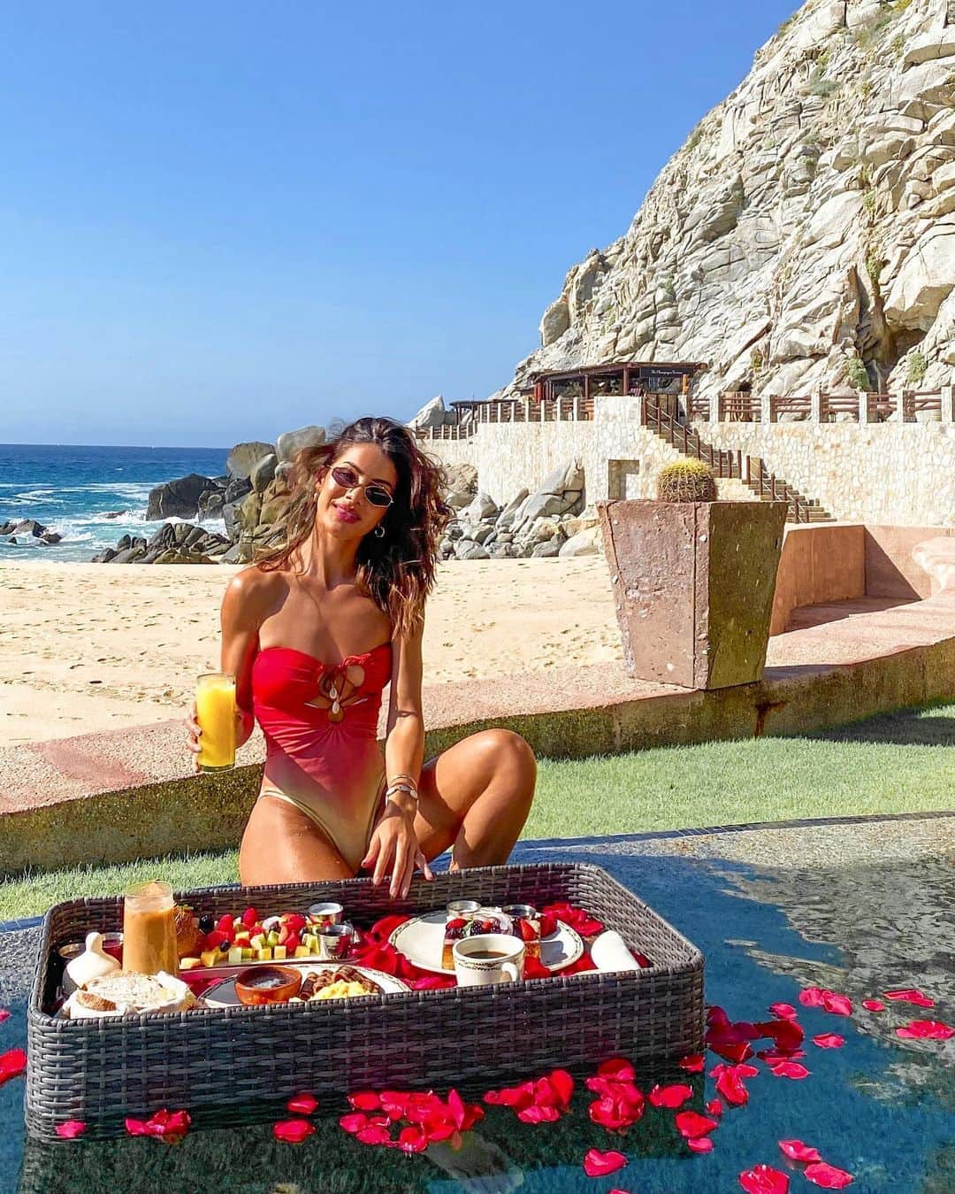 Camila Coelhoさんのインスタグラム写真 - (Camila CoelhoInstagram)「Buenos dias, Mexico 🇲🇽! (The hotel surprised us with a floating breakfast this morning)! @wapedregal  ——— Café da manhã “flutuante” nesse sábado!☕️🍇🍉🍞   #beach #weekend #WAPedregal #LiveUnforgettable #ad」10月24日 23時50分 - camilacoelho