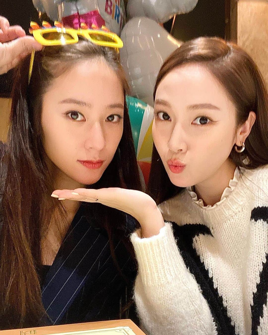 ジェシカ さんのインスタグラム写真 - (ジェシカ Instagram)「Happy birthday to the girl with the coolest older sister in the world!!😎🎂🎁🥂🥳✨ ( LOVE you to the 🌙and 🔙 )」10月24日 23時53分 - jessica.syj