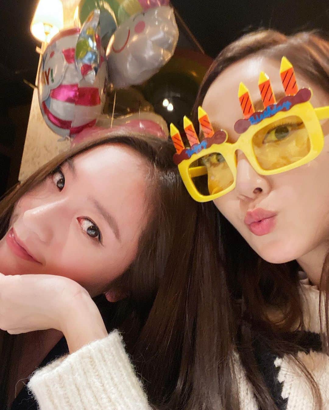 ジェシカ さんのインスタグラム写真 - (ジェシカ Instagram)「Happy birthday to the girl with the coolest older sister in the world!!😎🎂🎁🥂🥳✨ ( LOVE you to the 🌙and 🔙 )」10月24日 23時53分 - jessica.syj