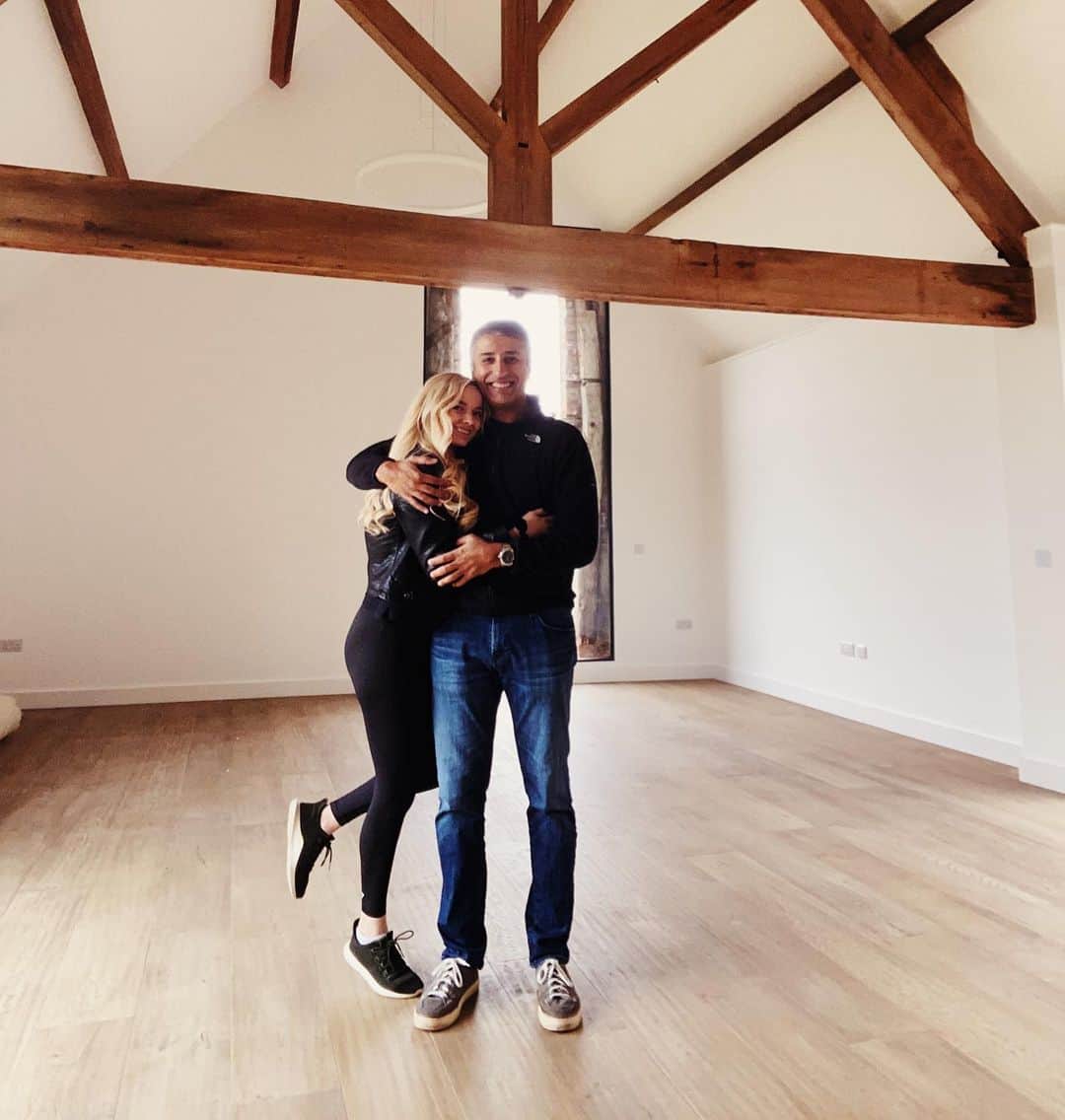 のインスタグラム：「Huge Life update: I’m no longer a Londoner 😱😳. Yesterday we made the BIG move to the countryside and I’ve never been more excited to live my modern cottage core dreams with @8_cyl in the middle of nowhere 🐑. ⠀ Is it time for me to start a home account? 🤭  Edit: I made the home account - @modernbarnlife 🏠🌿 ⠀ ⠀ #mypaleskinblog #newhome」
