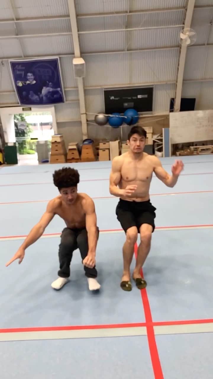 のインスタグラム：「Tiktok de sabadoo com @jv.daxs! 🤪💪🏻 Quase que a gente se tromba no mortal mas tá tudo sob controle! 😅🤸🏻‍♂️ . . #tiktok #trend #challenge #friends #gymnast #gymnastics #fun #reels #mortal #pirueta #openhappiness」