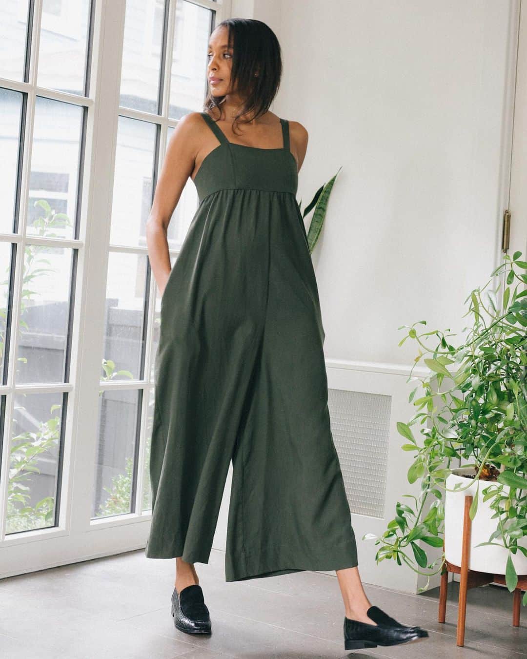 スティーブンアランのインスタグラム：「We made the Metro Jumpsuit because we wanted something that makes us feel pulled together for any occasion, while still feeling effortlessly cool. We were drawn to this fabric because of the beautiful movement and the deep pine reminds us of when the long days of summer turn into fall. #stevenalan  Photos: @chandlerbondurant  Model: @jules.leigh」