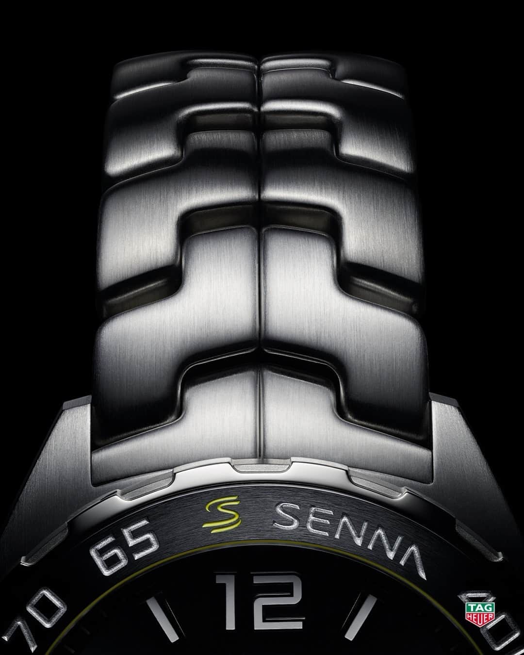 タグ・ホイヤーさんのインスタグラム写真 - (タグ・ホイヤーInstagram)「Total comfort on and off the track.  The curved edges and sleek design of the new #TAGHeuerFormula1 Chronograph Senna Special Edition 2020’s stainless-steel bracelet is ready for both your driving suit, and your everyday suit. @oficialayrtonsenna  Discover more at the link in our bio.」10月25日 0時00分 - tagheuer