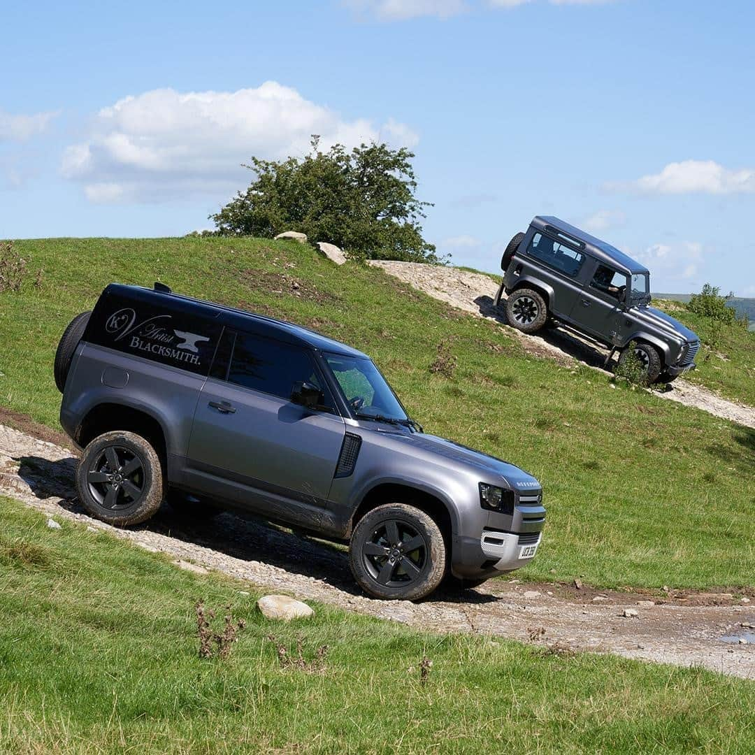 Land Roverさんのインスタグラム写真 - (Land RoverInstagram)「Iconic for over 70 years and still capable of getting down to business in any terrain. Learn more about the new #LandRover #DEFENDER Hard Top via the link in our bio. #ShapeOfAdventure #TeamDefender    #NewDefender #LandRoverDefender #ClassicDefender #4x4」10月25日 0時00分 - landrover