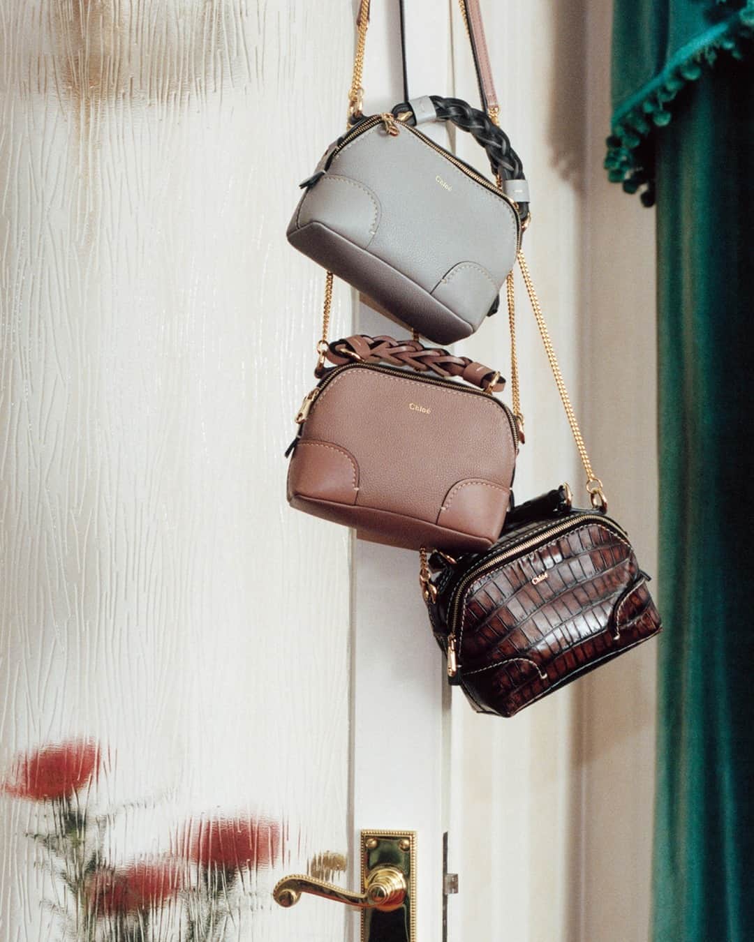 のインスタグラム：「The Daria mini chain bag in fresh fall hues make soft yet sophisticated statement.  Discover the Daria family selection in boutiques and on chloe.com  #CHLOEdaria #CHLOE」