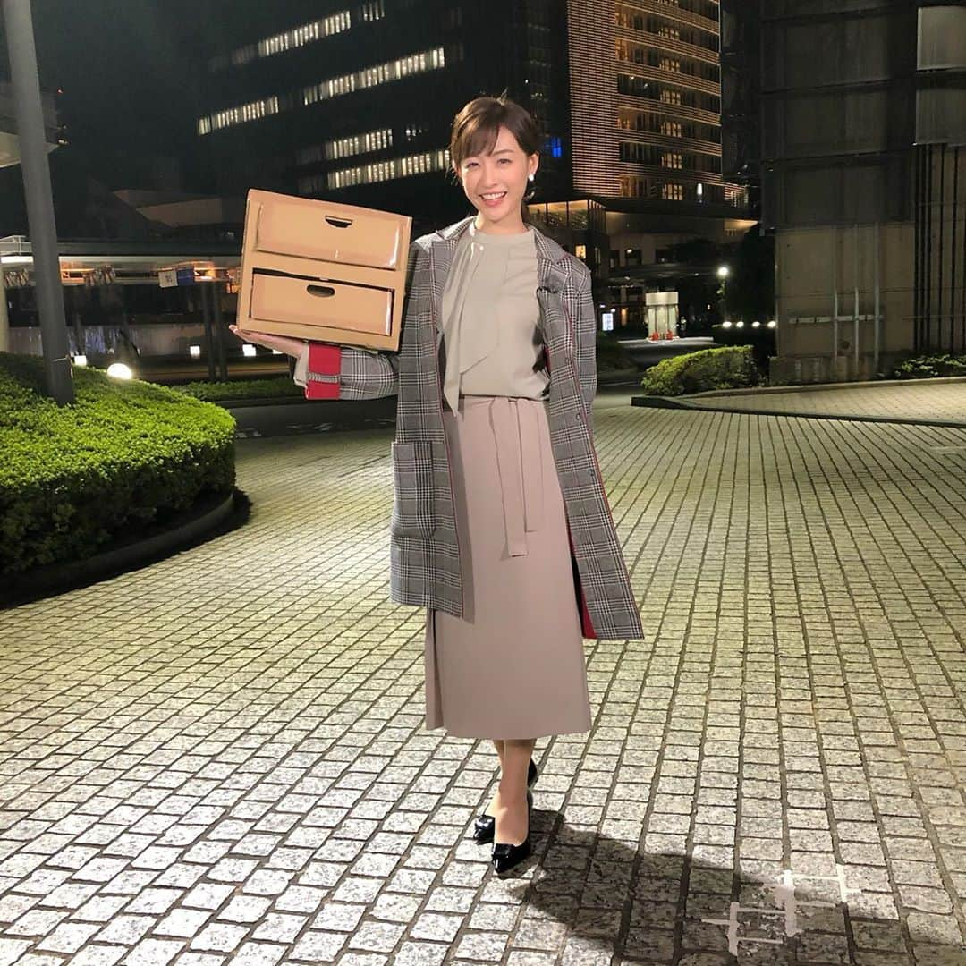 新井恵理那さんのインスタグラム写真 - (新井恵理那Instagram)「完成したボロボロ箪笥。笑　衣替えのポイントは！下の方に化繊、綿、麻の服を入れて、カシミヤやウール素材は上の方が良いそうです！ そして、下に防湿剤、上に防虫剤が効果的☆ #新情報7daysニュースキャスター #衣替え #タンス #新井恵理那 #centforce」10月25日 0時07分 - elina_arai