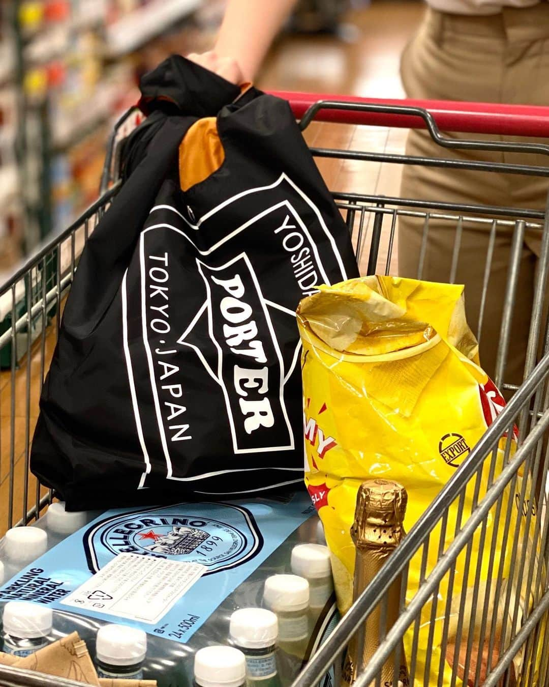 吉田カバン 表参道さんのインスタグラム写真 - (吉田カバン 表参道Instagram)「. “GROCERY BAG“  本日は「グロサリーバッグ」をご紹介いたします。  ショッピングバッグやデイリーユースとして気軽にお使いいただけるアイテムです。 裏面にPORTERロゴをプリントすることで、デザインのアクセントとしています。  左右のD管にストラップを取り付けることでショルダーバッグとしてもお使いいただくことができ、買い物をして荷物が増えた際は肩掛けや斜め掛けでご使用いただけます。 2サイズ展開でGMS（ゼネラルマーチャンダイズストア）サイズは、お出掛け用の荷物や食料品なども入れることができ、CVS（コンビニエンスストア）サイズは普段使いや細かな日用品に適したサイズ感です。 使わないときは簡単に折り畳んでコンパクトになるパッカブル仕様です。 是非、店頭でご覧ください。  ※ストラップは別売りとなります。 https://www.yoshidakaban.com/sp/product/100728.html?  ※このアイテムは、PORTER flagship store、PORTER EXCHANGE、PORTER STAND、KURA CHIKA by PORTER、オフィシャルオンラインストアでの限定発売です。店舗によって展開色が異なりますので、予めご了承ください。  グローサリーバッグ GMS size：W300/H350 CVS size：W245/H310  ※こちらの商品は、吉田カバン オフィシャルオンラインストアでもご購入いただけます。 https://www.yoshidakaban.com/sp/product/search_result.html?p_keyword=381-0160  #yoshidakaban #porter #luggagelabel #吉田カバン #ポーター #porteryoshida #porterflagshipstore #porterstand #porterexchange #px #porterseoul #kurachikabyporter #potr #potr #grocery #sustainable #sustainability #ecology #conveniencestore #CVS #generalmerchandisestore #GMS #shoulderbag #shopingbag #ecobag #madeinjapan #japan」10月25日 0時01分 - porter_flagship_store