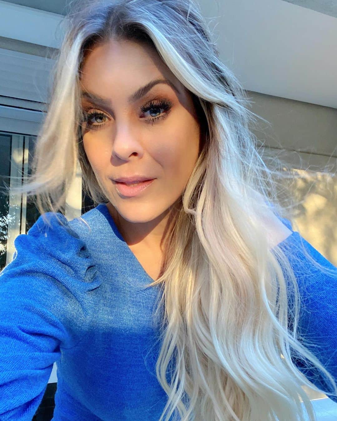 レナータ・ファンのインスタグラム：「Boa tarde! 🦋🙌🏻🙏🏻」