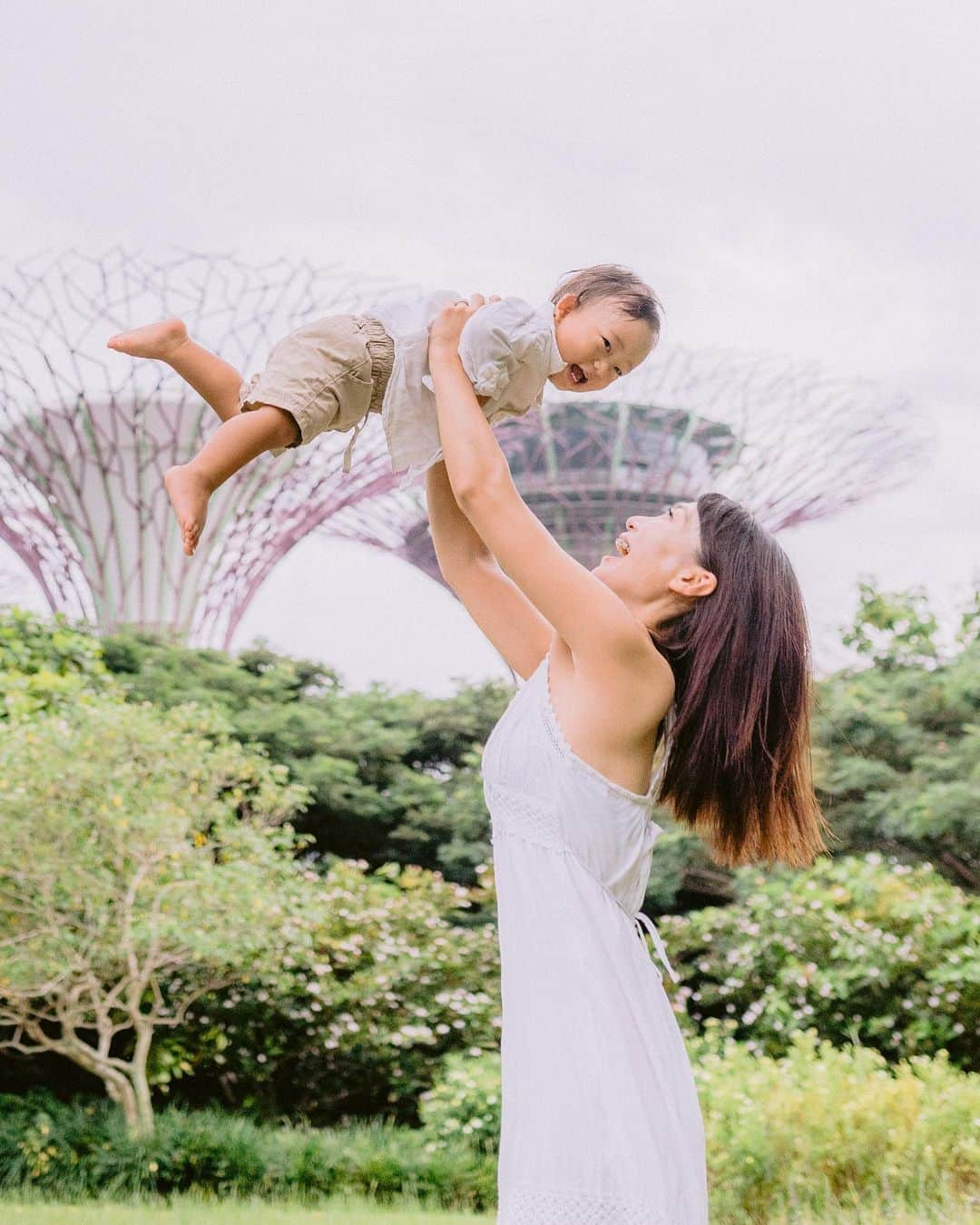 橋本麻里衣さんのインスタグラム写真 - (橋本麻里衣Instagram)「Family photo..☺︎❤︎ ＊ ＊ 今日はgardens by the bayで家族写真を撮ってもらいました。 次男が生まれてから家族4人の写真を撮りたいなぁとずっと思っていて。色んなお友達にリサーチしてとても評判の良かった人気フォトグラファーRANDYさん @lovelens_rnd にお願いしました。 ＊ 結果、期待していた以上に素敵な仕上がりで大大大満足‼︎ 来年もぜひ撮ってもらって成長の過程を残していきたいなと思いました..☺︎ ﻿＊ 10/31までにMariiの紹介でお申し込みされると特典があります。興味のある方がいたらぜひRANDYさん @lovelens_rnd にお問い合わせください。 個人的にはとってもおすすめです☺︎ ＊ If you are interested, please mention my referral code “MARII” when contacting via www.LoveLens-RnD.com/Promotion you can get +3photos (worth 90 SGD)!! this valid until 31-Oct 2020. ＊ #singaporelife#sglocallife#lifeinsingapore#igsg#sgig#シンガポールライフ#シンガポール生活#シンガポール在住#シンガポール子育て#シンガポールおすすめ#男の子のママ#生後22ヶ月#4歳#二児ママ#海外生活#インスタ映えスポット ☺︎」10月25日 0時13分 - mariihashimoto