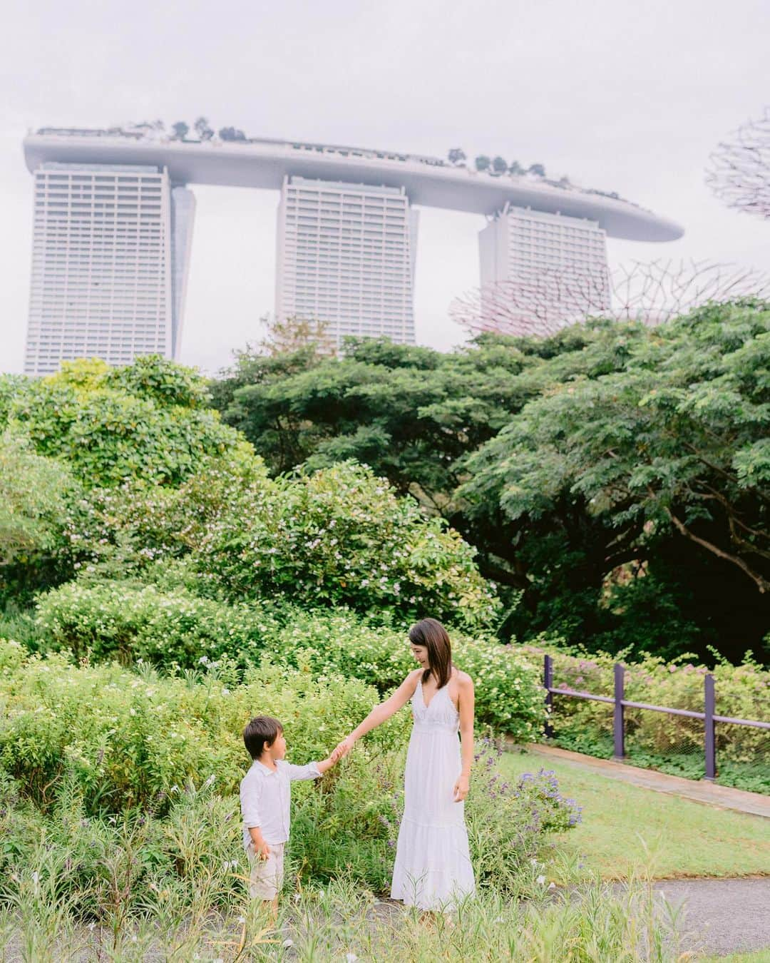 橋本麻里衣さんのインスタグラム写真 - (橋本麻里衣Instagram)「Family photo..☺︎❤︎ ＊ ＊ 今日はgardens by the bayで家族写真を撮ってもらいました。 次男が生まれてから家族4人の写真を撮りたいなぁとずっと思っていて。色んなお友達にリサーチしてとても評判の良かった人気フォトグラファーRANDYさん @lovelens_rnd にお願いしました。 ＊ 結果、期待していた以上に素敵な仕上がりで大大大満足‼︎ 来年もぜひ撮ってもらって成長の過程を残していきたいなと思いました..☺︎ ﻿＊ 10/31までにMariiの紹介でお申し込みされると特典があります。興味のある方がいたらぜひRANDYさん @lovelens_rnd にお問い合わせください。 個人的にはとってもおすすめです☺︎ ＊ If you are interested, please mention my referral code “MARII” when contacting via www.LoveLens-RnD.com/Promotion you can get +3photos (worth 90 SGD)!! this valid until 31-Oct 2020. ＊ #singaporelife#sglocallife#lifeinsingapore#igsg#sgig#シンガポールライフ#シンガポール生活#シンガポール在住#シンガポール子育て#シンガポールおすすめ#男の子のママ#生後22ヶ月#4歳#二児ママ#海外生活#インスタ映えスポット ☺︎」10月25日 0時13分 - mariihashimoto