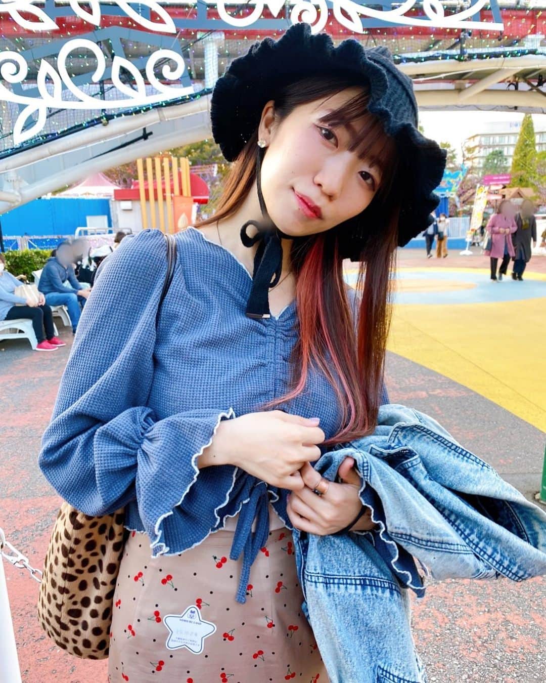 ぱいぱいでか美のインスタグラム：「イルミネーション見に来ただけですって感じの大人の遊園地コーデ ꙳ #hat #tops #w❤️c #skirt #candystripper #bag #crayme #俺はインスタグラマーになりてぇ #よみうりランド ꙳ 大人の感じだしつつも遊びのある感じで…… とか言いつつ子供顔負けの充実度で ありとあらゆる絶叫に乗りました！！！！！ 最高！！！！！！！！ 大人なのにバブ要素も強い帽子とシンプルだけどいちいち可愛いトップスはW♡Cで。 帽子この形で素材がニットなの一目惚れでした(T . T)！ トップスはセットで同じ素材のシュシュもついてて 今日は使ってないんだけどそれもまた可愛いんす。 周りの方の顔にモザイクかけるときに 自分の首にも間違えてかけてしまったけど もう直すのがめんどいのでこのまま載せますすみません！ 気にしないでー！ 撮影のときだけマスク外しました。 よみうりランド楽しすぎた…。 もちろんらんらんホールでのライブも超楽しかったよー！」