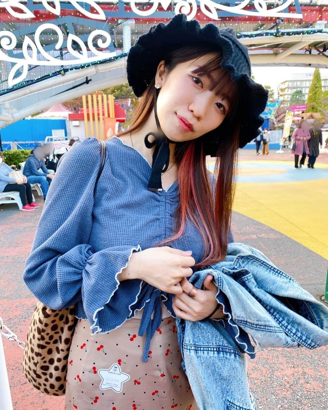 ぱいぱいでか美さんのインスタグラム写真 - (ぱいぱいでか美Instagram)「イルミネーション見に来ただけですって感じの大人の遊園地コーデ ꙳ #hat #tops #w❤️c #skirt #candystripper #bag #crayme #俺はインスタグラマーになりてぇ #よみうりランド ꙳ 大人の感じだしつつも遊びのある感じで…… とか言いつつ子供顔負けの充実度で ありとあらゆる絶叫に乗りました！！！！！ 最高！！！！！！！！ 大人なのにバブ要素も強い帽子とシンプルだけどいちいち可愛いトップスはW♡Cで。 帽子この形で素材がニットなの一目惚れでした(T . T)！ トップスはセットで同じ素材のシュシュもついてて 今日は使ってないんだけどそれもまた可愛いんす。 周りの方の顔にモザイクかけるときに 自分の首にも間違えてかけてしまったけど もう直すのがめんどいのでこのまま載せますすみません！ 気にしないでー！ 撮影のときだけマスク外しました。 よみうりランド楽しすぎた…。 もちろんらんらんホールでのライブも超楽しかったよー！」10月25日 0時17分 - paipaidekami